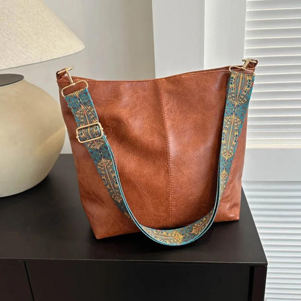 Sac à bandoulière en cuir avec charme vintage de Chelsey